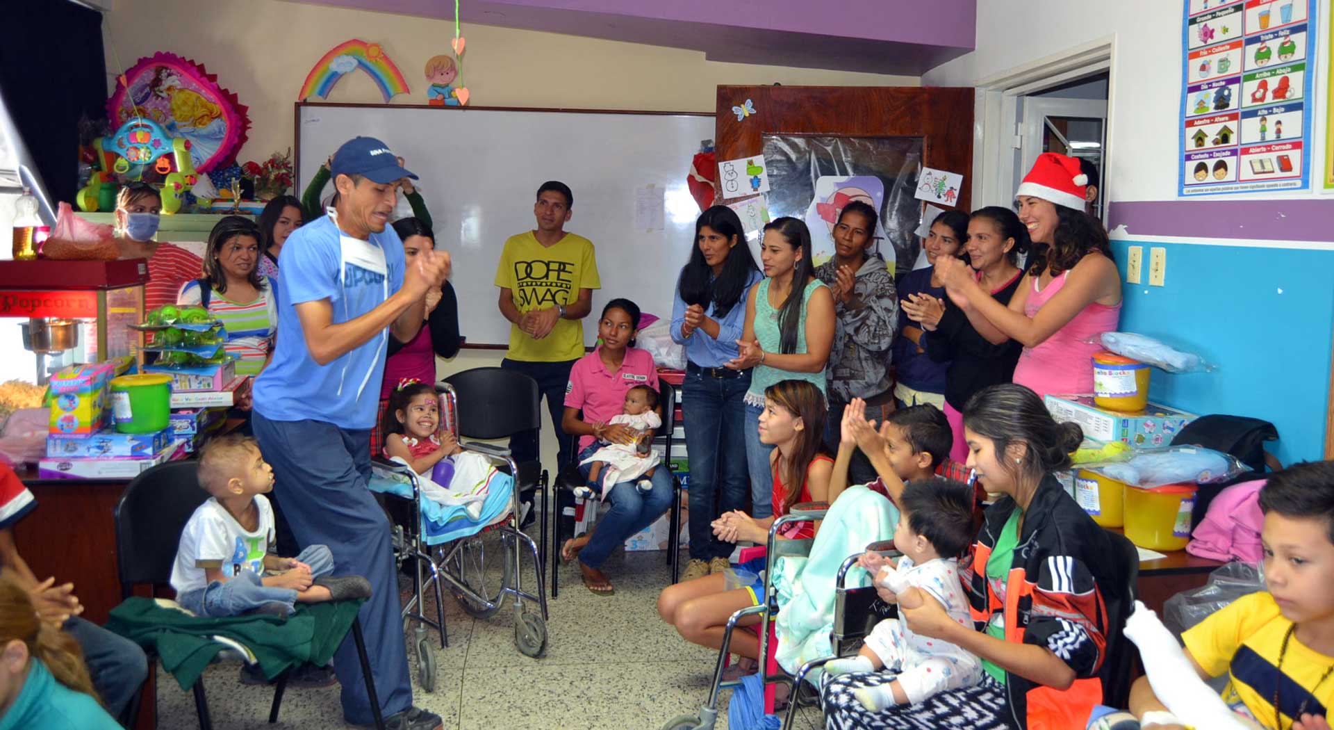 Niños y Niñas beneficiados en el IAHULA al recibir juguetes de la DRNS Mérida