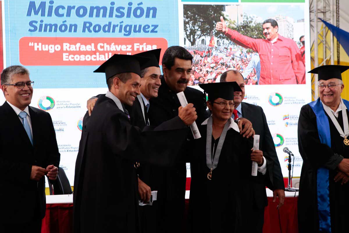 Nicolás Maduro felicita a maestros en su día